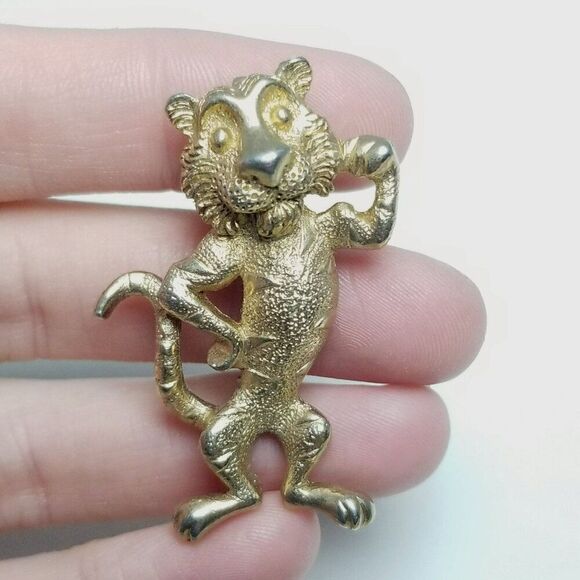 Vintage Esso Tiger Gasoline Mascot Brooch Pin Put a Tiger in Your Tank Tango - Picture 5 of 5